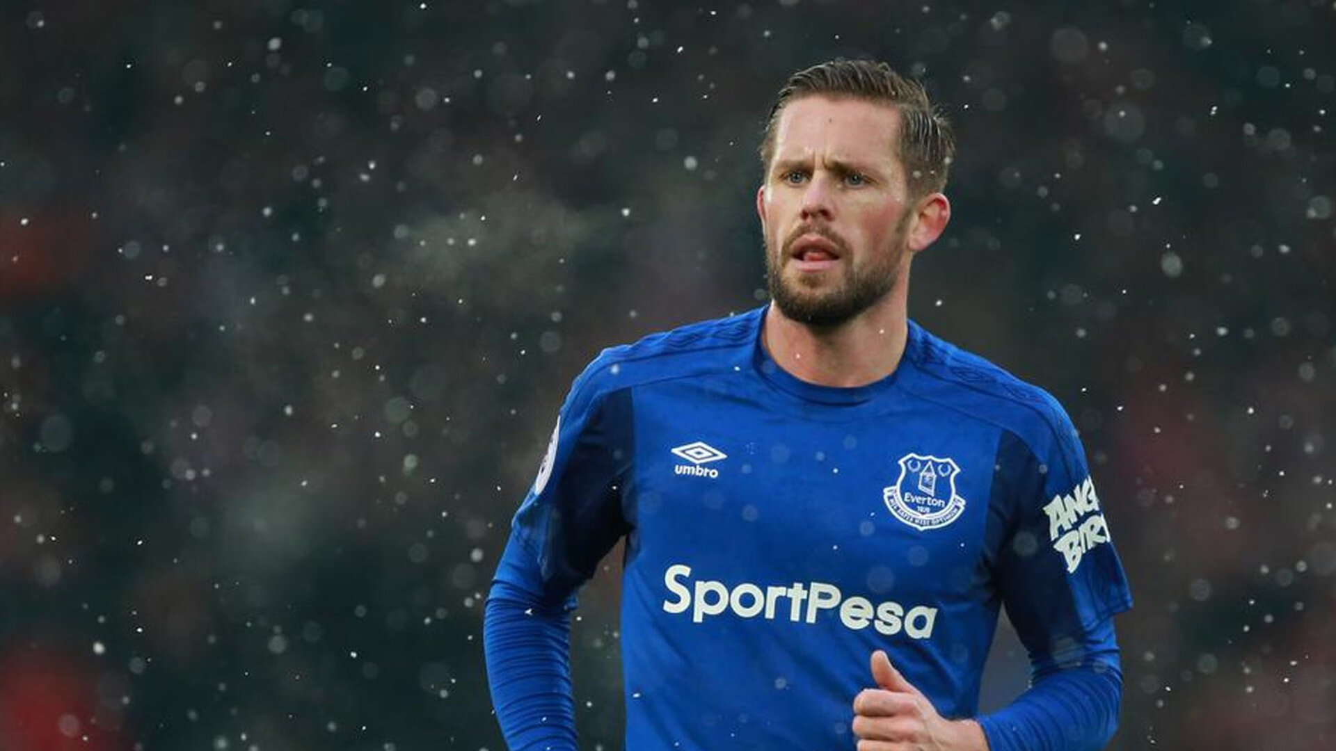 中锋做球与背身牵制作用突出，篮球中锋背打视频教程